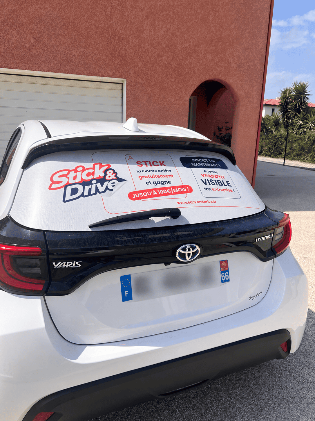 Sticker publicitaire Stick&Drive posé sur la lunette arrière d'une voiture